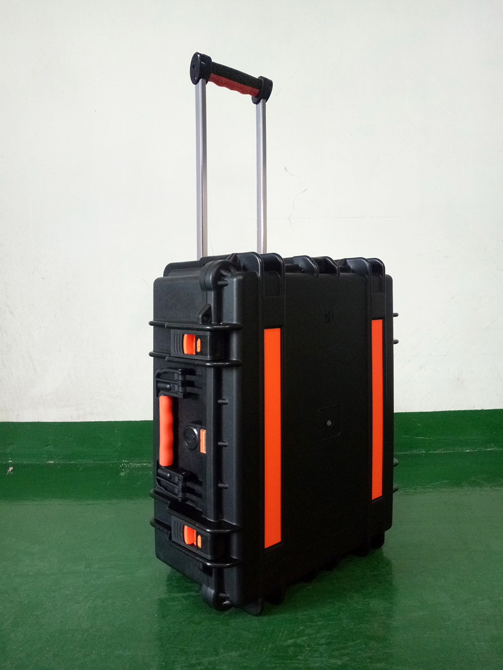 15/20 bay USB-A charging suitcase
